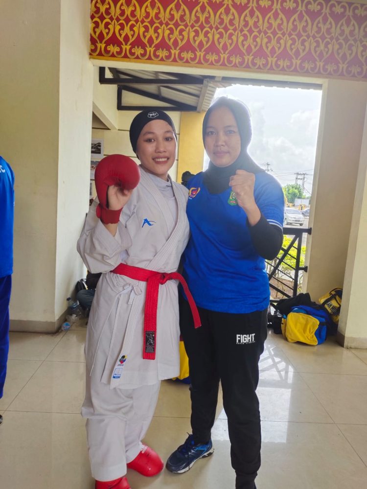 Nurul Khafi Lubis peraih emas di kelas kumite -55 kg Putri dari ajang Pekan Olahraga Provinsi (Porprov) Riau Ke X