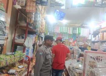 Personel Polsek Muara Batu kembali sambang pedagang sembako guna mengecek stok barang kebutuhan pokok masyarakat di Kecamatan Muara Batu