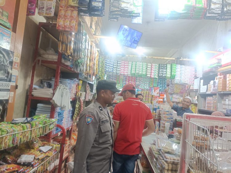 Personel Polsek Muara Batu kembali sambang pedagang sembako guna mengecek stok barang kebutuhan pokok masyarakat di Kecamatan Muara Batu
