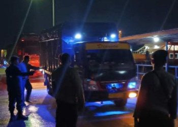 Jajaran Polsek Muntok memeriksa kendaraan yang keluar masuk Pelabuhan Tanjung Kalian, Kecamatan Muntok