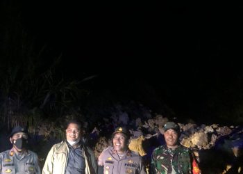 Kapolres Dairi AKBP Wahyudi Rahman, SH, S.I.K, MM bersama personil dan BPBD kabupaten Dairi serta TNI mengevakuasi tanah longsor yang terjadi di jalan lintas Sidikalang Dolok sanggul
