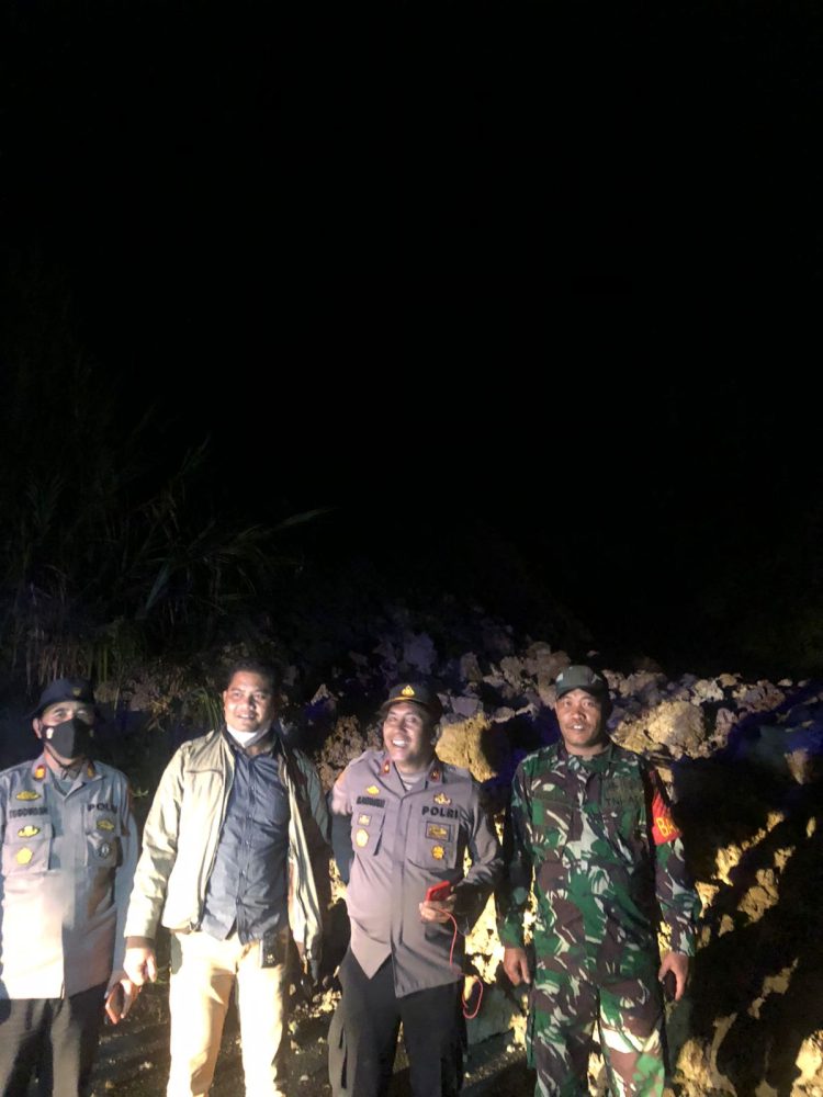 Kapolres Dairi AKBP Wahyudi Rahman, SH, S.I.K, MM bersama personil dan BPBD kabupaten Dairi serta TNI mengevakuasi tanah longsor yang terjadi di jalan lintas Sidikalang Dolok sanggul