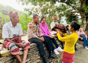 AKBP. Yosep Krisbiyanto, S.I.K, turun ke desa yang berbatasan langsung dengan Negara Timor Leste, Didampingi Ketua Bhayangkari Cabang Belu, Ny. Lydia Yosep