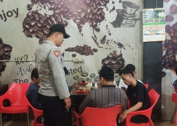 Personel Polsek Muara Batu melaksanakan patroli dialogis dan menyambangi warga di warung kopi (warkop) di seputaran Kecamatan Muara Batu