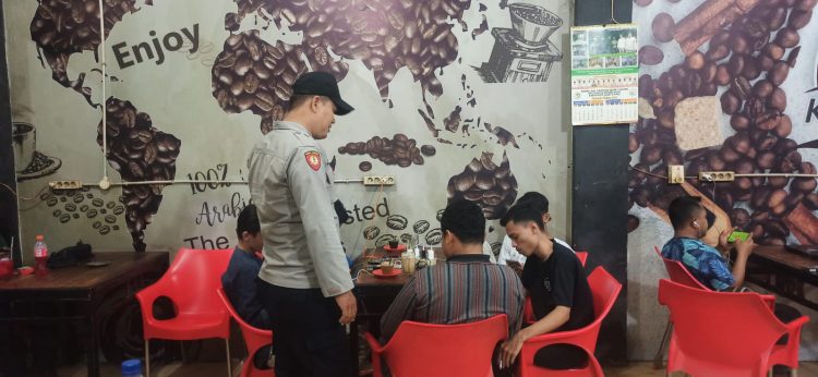 Personel Polsek Muara Batu melaksanakan patroli dialogis dan menyambangi warga di warung kopi (warkop) di seputaran Kecamatan Muara Batu