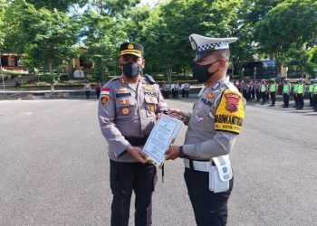Kapolres TTU AKBP. Moh. Mukhson, SH., SIK., MH memberikan piagam sebagai tanda penghargaan kepada salah satu anggota Polres TTU yakni Bripka. M. Virmon, SH, yang bertugas sebagai Bhabinkamtibmas di Kelurahan Kefa Utara
