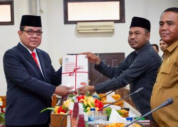 Penjabat (Pj) Bupati Aceh Barat, Drs. Mahdi, Senin (14/11), menyerahkan secara simbolis rancangan qanun (Raqan) tentang Anggaran Pendapatan dan Belanja Kabupaten (R-APBK) Aceh Barat Tahun Anggaran 2023, kepada Dewan Perwakilan Rakyat Kabupaten (DPRK) Aceh Barat