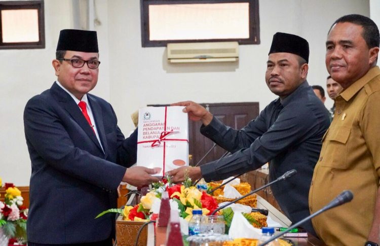 Penjabat (Pj) Bupati Aceh Barat, Drs. Mahdi, Senin (14/11), menyerahkan secara simbolis rancangan qanun (Raqan) tentang Anggaran Pendapatan dan Belanja Kabupaten (R-APBK) Aceh Barat Tahun Anggaran 2023, kepada Dewan Perwakilan Rakyat Kabupaten (DPRK) Aceh Barat