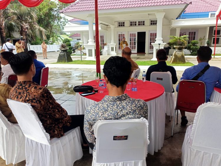 Bupati Aceh Barat Drs. Mahdi Efendi Selasa (15/11/22) dalam acara silaturrahmi dengan para insan pers dipendopo Bupati setempat