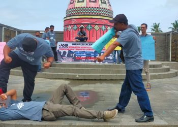 Para Wartawan Bumi Teuku Umar yang tergabung dalam organisasi Jurnalis Aceh Barat (JAB) melakukan aksi teatrikal penganiayaan terhadap jurnalis