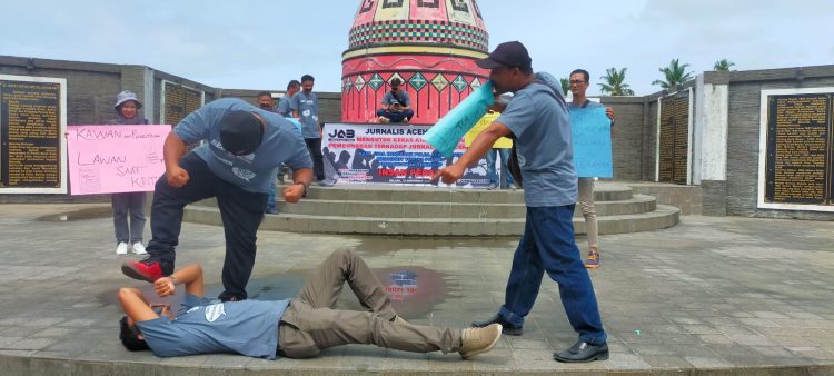 Para Wartawan Bumi Teuku Umar yang tergabung dalam organisasi Jurnalis Aceh Barat (JAB) melakukan aksi teatrikal penganiayaan terhadap jurnalis
