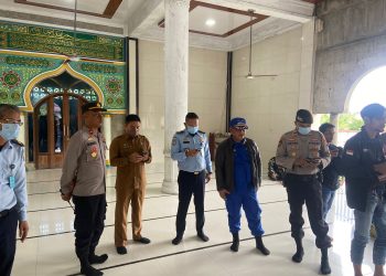 Personel gabungan Polres Lhokseumawe melakukan pengamanan terhadap pengungsi Rohingya di Meunasah Desa Lhok