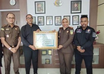 Ketua Yayasan Advokasi Rakyat Aceh (YARA) Safaruddin, S.H menyerahkan piagam penghargaan kepada Kejaksaan Negeri Aceh Utara