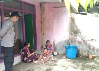 Bhabinkamtibmas Desa Cijulang sampaikan himbauan waspada bencana kepada warga di wilayah binaannya