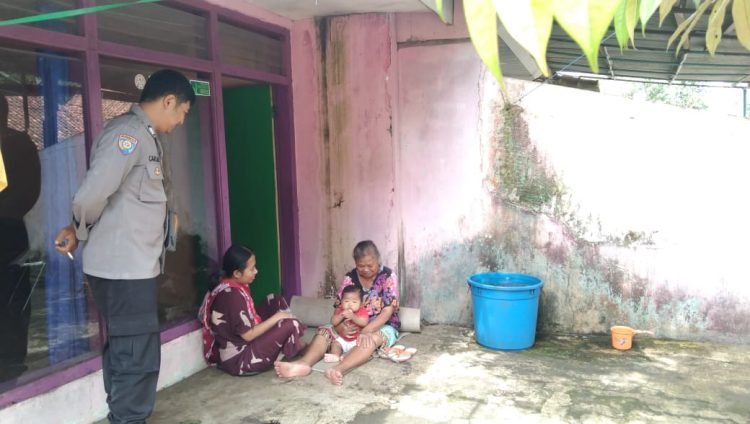Bhabinkamtibmas Desa Cijulang sampaikan himbauan waspada bencana kepada warga di wilayah binaannya