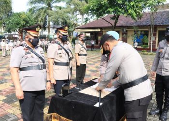 Kapolres Tasikmalaya Kota  AKBP Aszhari Kurniawan memimpin Upacara Serah Terima Jabatan (Sertijab) Waka Polres, Kapolsek Karangjaya, Kapolsek Jamanis dan pengukuhan Kasat Tahti