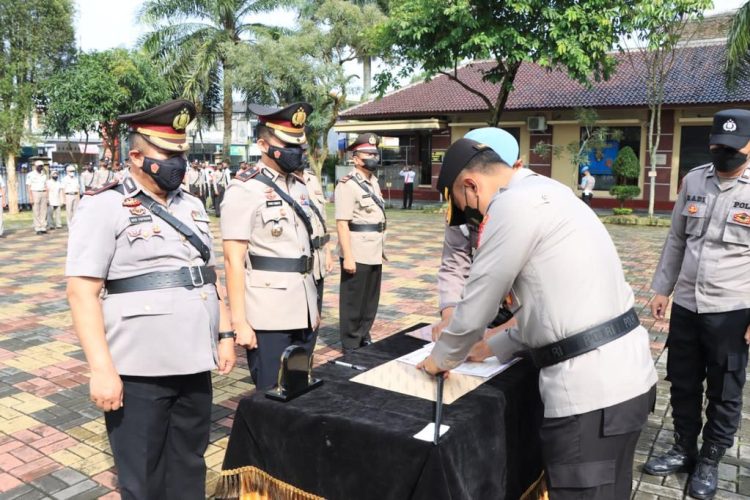 Kapolres Tasikmalaya Kota  AKBP Aszhari Kurniawan memimpin Upacara Serah Terima Jabatan (Sertijab) Waka Polres, Kapolsek Karangjaya, Kapolsek Jamanis dan pengukuhan Kasat Tahti