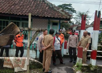 Kapolsek Cibeureum Polres Tasikmalaya Kota AKP Yusuf Setyanto memantau langsung lokasi longsornya tembok saluran sungai di Kampung Nagaraksih