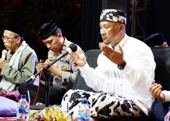 Pj Bupati Pati Henggar Budi Anggoro, Senin (14/11/22), menghadiri acara Sholawatan dan Pengajian Akbar bersama KH Muhlisul Hadi Khoiron dan Habib Ali Bashuroh