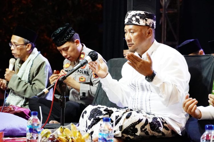Pj Bupati Pati Henggar Budi Anggoro, Senin (14/11/22), menghadiri acara Sholawatan dan Pengajian Akbar bersama KH Muhlisul Hadi Khoiron dan Habib Ali Bashuroh