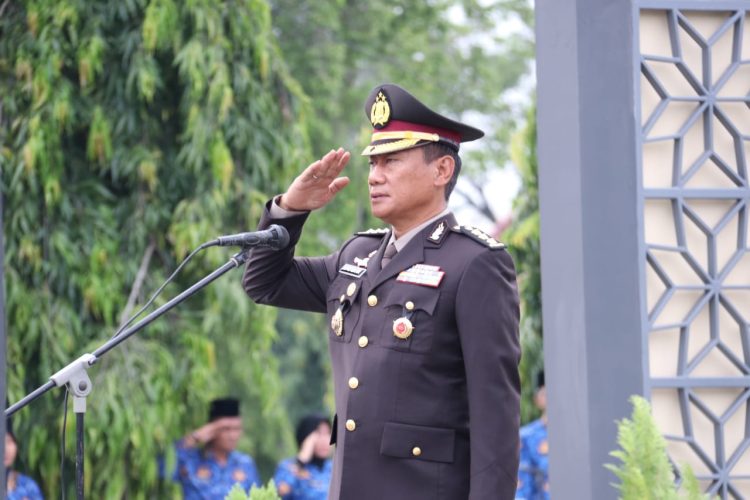 Karo SDM Polda Sumsel Kombes Pol Ucu Kuspriyadi SIK pimpin Upacara di Taman Makam Pahlawan