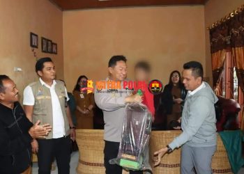 Kapolres Humbahas AKBP Achmad Muhaimin, S.I.K, M.H didampingi PJU Polres Humbahas berkunjung temui RM (3,5 tahun) anak korban mutilasi yang sedang Viral Kasusnya