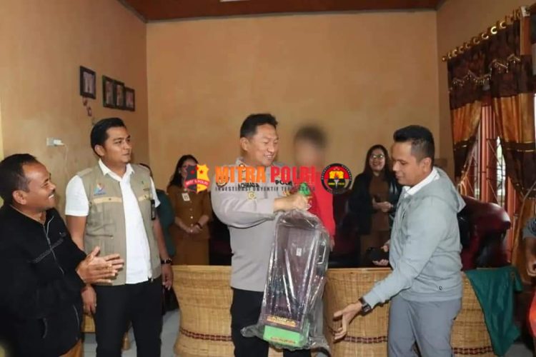 Kapolres Humbahas AKBP Achmad Muhaimin, S.I.K, M.H didampingi PJU Polres Humbahas berkunjung temui RM (3,5 tahun) anak korban mutilasi yang sedang Viral Kasusnya