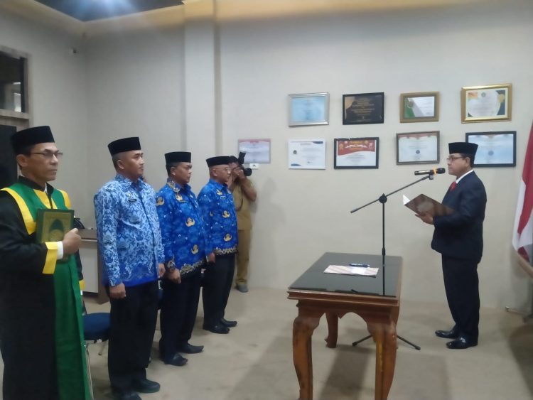 Pengambilan sumpah pejabat tersebut dilakukan di ruang rapat sekda Aceh Barat