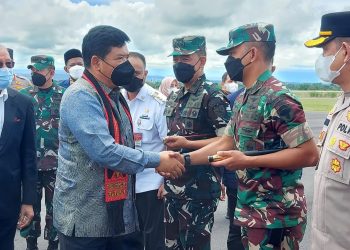 Dandim 0103/Aut, Letkol Inf Hendrasari Nurhono sambut Kedatangan Menteri ATR/BPN Bapak Hadi Tjahjanto di Bandara Malikussaleh, Kec Muara Batu, Kab Aceh Utara