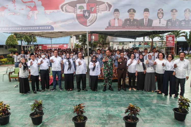 Wali Kota Pematang Siantar dr Susanti Dewayani SpA memberikan bekal penguatan ideologi Pancasila kepada siswa-siswi SMA Negeri 2 Pematang Siantar
