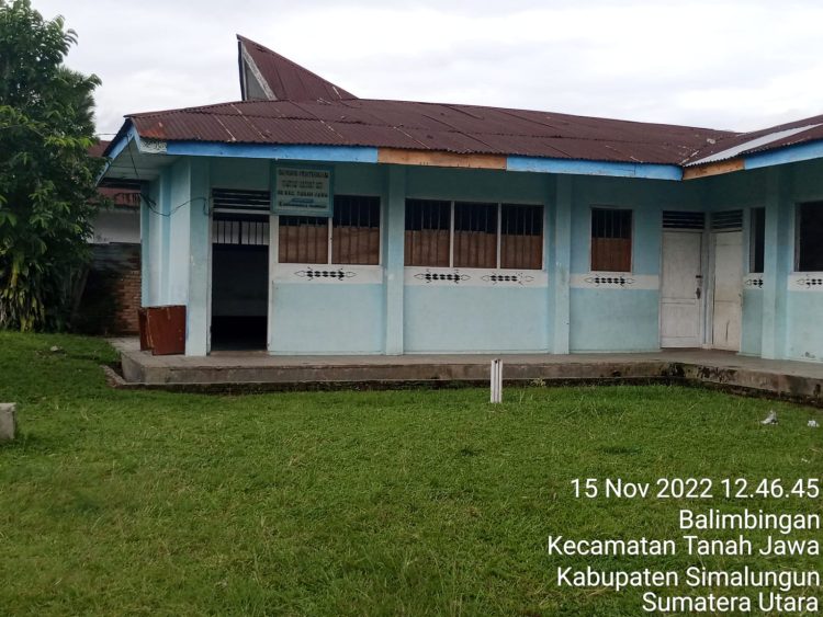Tiang benderanya yang dulunya berdiri kokoh di depan kantor UPTD Pendidikan Kecamatan Tanah Jawa itu kini raib