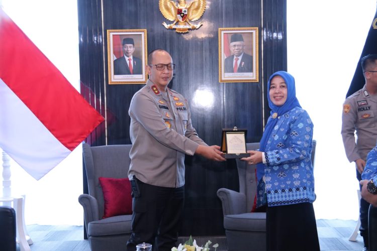 Kapolda Sumsel, Irjen Pol A Rachmad Wibowo SIK menerima kunjungan silaturahmi Rektor UIN Raden Fatah Palembang, Prof Dr Nyayu Khodijah S Ag M Si di ruang Delegasi lantai 2 Gedung Utama Presisi Mapolda Sumsel