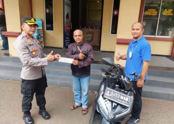 Kelapa Dua Polres Tangsel menyerahkan sepeda motor yang dicuri kepada pemiliknya