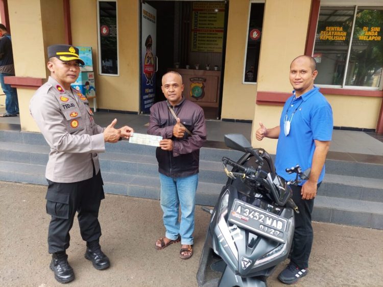Kelapa Dua Polres Tangsel menyerahkan sepeda motor yang dicuri kepada pemiliknya