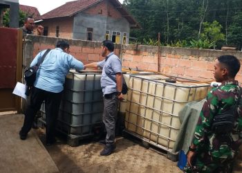 Ditreskrimsus Polda Sumsel melakukan penyelidikan ke gudang penampungan BBM di Desa Talang Buluh, Kecamatan Talang Kelapa