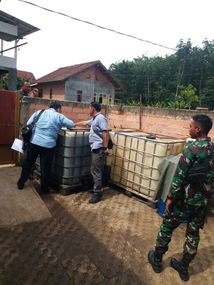 Ditreskrimsus Polda Sumsel melakukan penyelidikan ke gudang penampungan BBM di Desa Talang Buluh, Kecamatan Talang Kelapa
