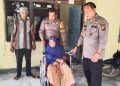 Polda Riau kembali menyerahkan bantuan kursi roda kepada seorang wanita paruh baya yang mengalami sakit tulang kaki dan pinggang