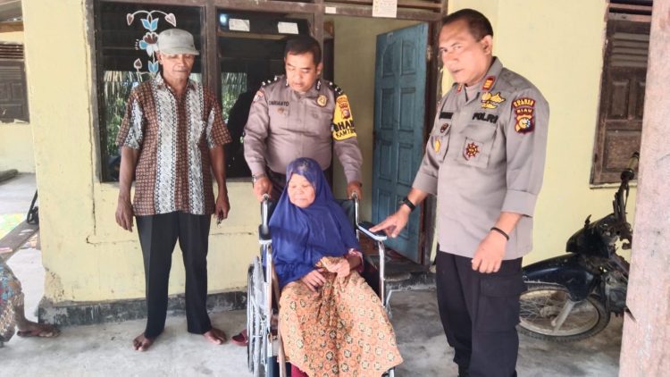 Polda Riau kembali menyerahkan bantuan kursi roda kepada seorang wanita paruh baya yang mengalami sakit tulang kaki dan pinggang