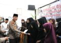 120 buah Al Quran, 200 Surat Yasin, dan 40 Kitab Tajwid diserahkan Direktur Sabhara Polda Riau Kombes Pol Farid Zulkarnaen ke yayasan Al Haramain