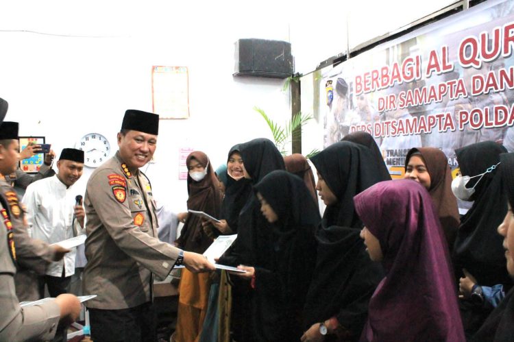 120 buah Al Quran, 200 Surat Yasin, dan 40 Kitab Tajwid diserahkan Direktur Sabhara Polda Riau Kombes Pol Farid Zulkarnaen ke yayasan Al Haramain