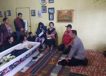 Kapolres Dairi AKBP Wahyudi Rahman, SH, SIK, MM didampingi Kasi Humas Polres Dairi Iptu Doni Saleh melayat ke rumah duka almarhum Marulak Siahaan