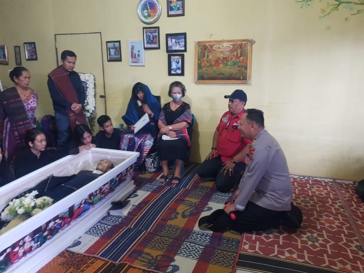 Kapolres Dairi AKBP Wahyudi Rahman, SH, SIK, MM didampingi Kasi Humas Polres Dairi Iptu Doni Saleh melayat ke rumah duka almarhum Marulak Siahaan