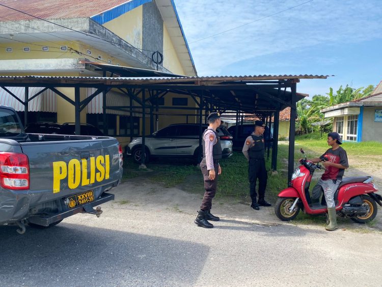 Tim Patroli Sat Sabhara Polres Bangka Barat melaksanakan Patroli Dialogis Rutin pada siang hari dalam rangka Pencegahan Ganguan Kamtibmas