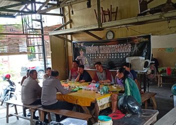 Kapolres Bangka Barat AKBP Catur Prasetiyo SIK di dampingi Kasat Binmas Polres Bangka Barat AKP Edward personil Sat Binmas dan Humas melaksanakan kegiatan Ngopi KAMTIBMAS di warung kopi toto