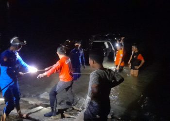 Sat Polair Polres Bangka Barat bersama tim gabungan melakukan evakuasi terhadap mobil yang mengalami laka tunggal di pinggir talud Jalan Tanjung Kalian
