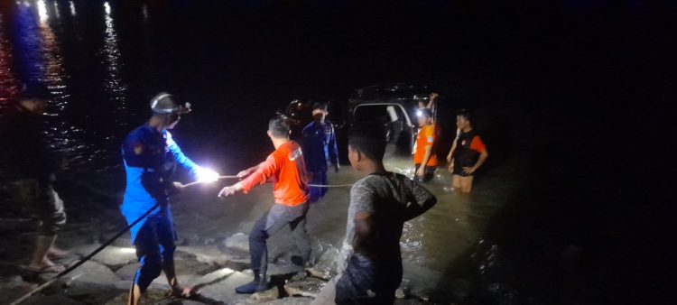 Sat Polair Polres Bangka Barat bersama tim gabungan melakukan evakuasi terhadap mobil yang mengalami laka tunggal di pinggir talud Jalan Tanjung Kalian