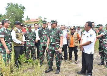 Danpusterad Letjen TNI Teguh Muji Angkasa S.E M.M meninjau langsung jalannya latihan dengan melibatkan seluruh pemangku keputusan baik unsur jajaran Korem 044 Gapo, jajaran Kodim 0402/OKI, jajaran Polres OKI, Dinas BPBD, Dinas Kesehatan, Dinas Damkar, Agen PDPGR, Tagana, PMI dan masyarakat Kabupaten OKI