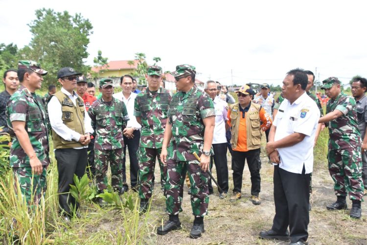 Danpusterad Letjen TNI Teguh Muji Angkasa S.E M.M meninjau langsung jalannya latihan dengan melibatkan seluruh pemangku keputusan baik unsur jajaran Korem 044 Gapo, jajaran Kodim 0402/OKI, jajaran Polres OKI, Dinas BPBD, Dinas Kesehatan, Dinas Damkar, Agen PDPGR, Tagana, PMI dan masyarakat Kabupaten OKI