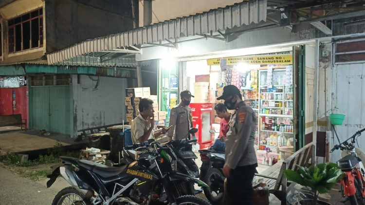 Personel Polsek Sawang melaksanakan patroli rutin di seputaran Kecamatan Sawang, Aceh Utara, wilayah hukum Polres Lhokseumawe