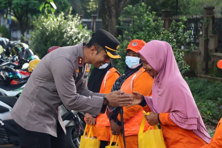 Polres Nagan Raya menyalurkan bantuan sosial kepada masyarakat yang membutuhkan